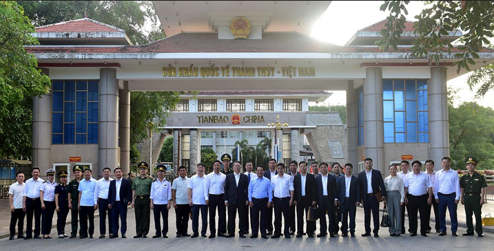 Đoàn đại biểu tỉnh Tuyên Quang tại cửa khẩu Thanh Thủy.