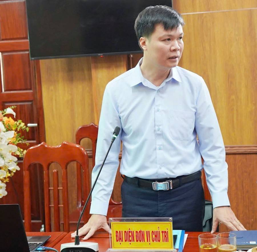 PGS.TS. Vũ Đức Lợi - đại diện nhóm nghiên cứu - trình bày thuyết minh đề tài tại cuộc họp