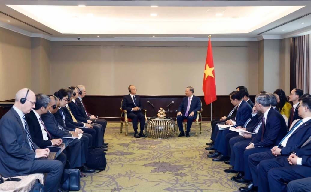 Đoàn công tác Việt Nam và đoàn công tác ADB (Ảnh: TTXVN).