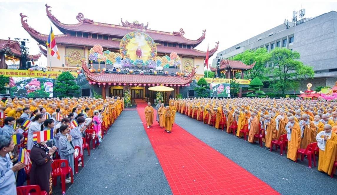 Người trẻ kiệt sức vì áp lực phải thành công sớm trên mạng xã hội