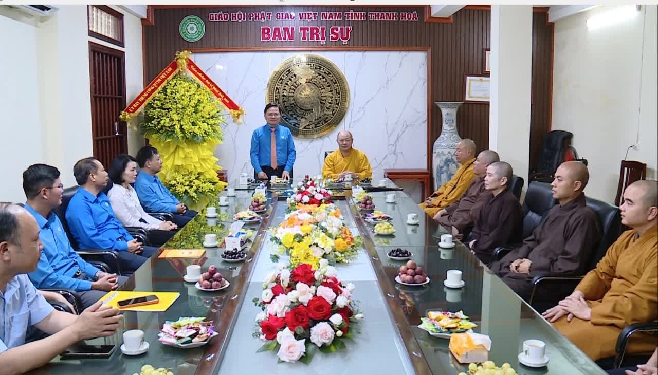 Thanh Hóa: Lãnh đạo Liên đoàn Lao động Việt Nam chúc mừng Lễ Phật đản và tặng quà cho công nhân lao động