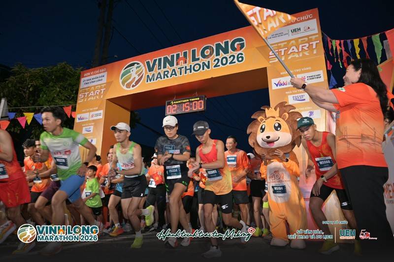 Bà Nguyễn Thị Bé Mười - Tỉnh ủy viên, Phó Chủ tịch UBND tỉnh Vĩnh Long, Trưởng Ban Tổ chức Giải phát lệnh xuất phát, tiếp thêm khí thế cho hơn 2.400 vận động viên bước vào hành trình chinh phục Vĩnh Long Marathon 2026