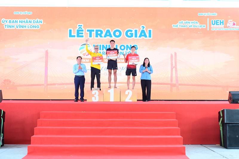 Bà Nguyễn Thị Bé Mười - Tỉnh ủy viên - Phó Chủ tịch UBND tỉnh, Trưởng Ban Tổ Chức Giải và Ông Dương Hoàng Sum - Tỉnh ủy viên, Giám đốc Sở Văn hóa, Thể thao và Du lịch, Phó Trưởng Ban Tổ chức Giải trao Cúp và Giải thưởng cho các vận động viên Nam đạt giải Nhất, Nhì, Ba ở cự ly 42km