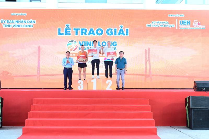 Ông Dương Hoàng Sum - Tỉnh ủy viên, Giám đốc Sở Văn hóa, Thể thao và Du lịch, Phó Trưởng Ban Tổ chức Giải và TS. Đinh Công Khải - Phó Giám đốc Đại học Kinh tế Thành phố Hồ Chí, trao Giải cho các runners Nam đạt giải Nhất, Nhì, Ba ở cự ly 21km