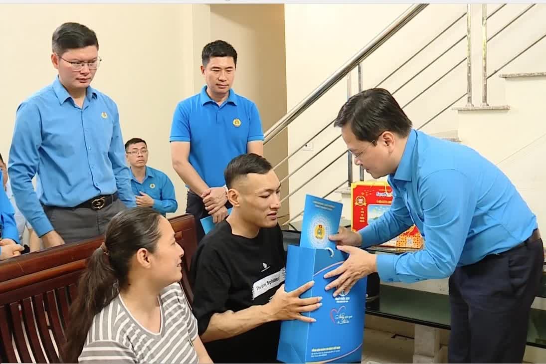 Thanh Hóa: Lãnh đạo Liên đoàn Lao động Việt Nam chúc mừng Lễ Phật đản và tặng quà cho công nhân lao động