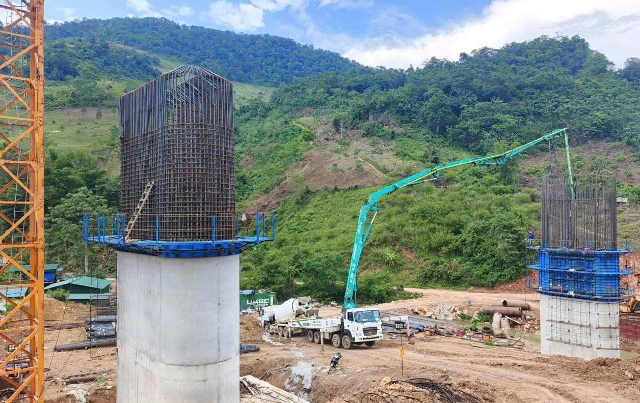 Các nhà thầu đẩy nhanh tiến độ thi công trụ cầu nhằm bảo đảm hoàn thành dự án theo kế hoạch đề ra.