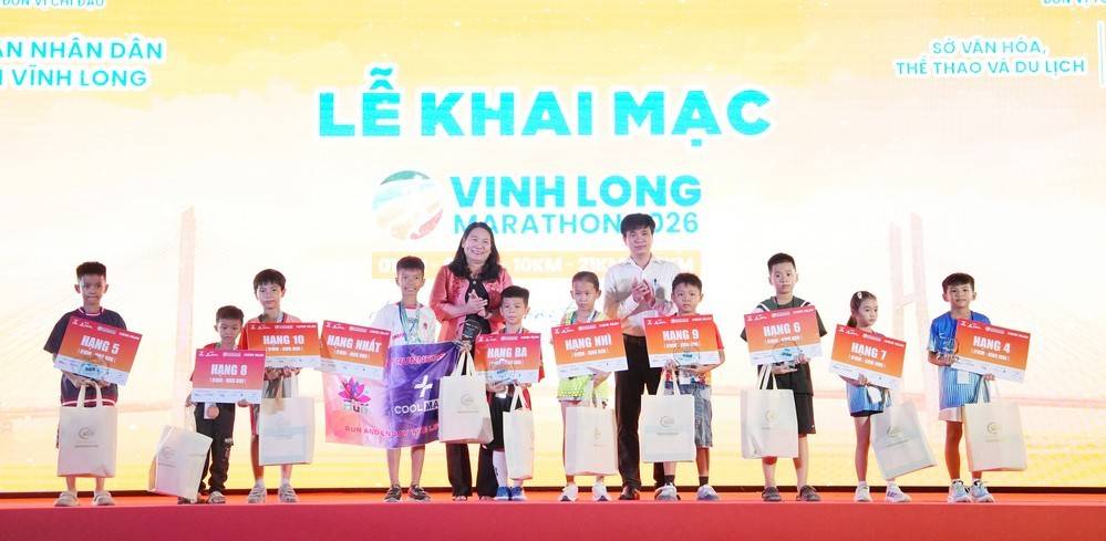 Ban Tổ chức trao thưởng cho các vận động viên đạt thành tích cao ở nội dung Kids Run 1km.