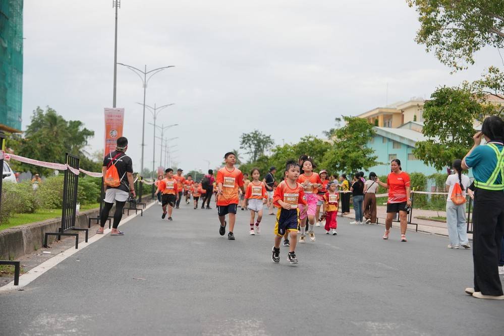 Các “chiến binh nhí” chinh phục đường chạy Kids Run.