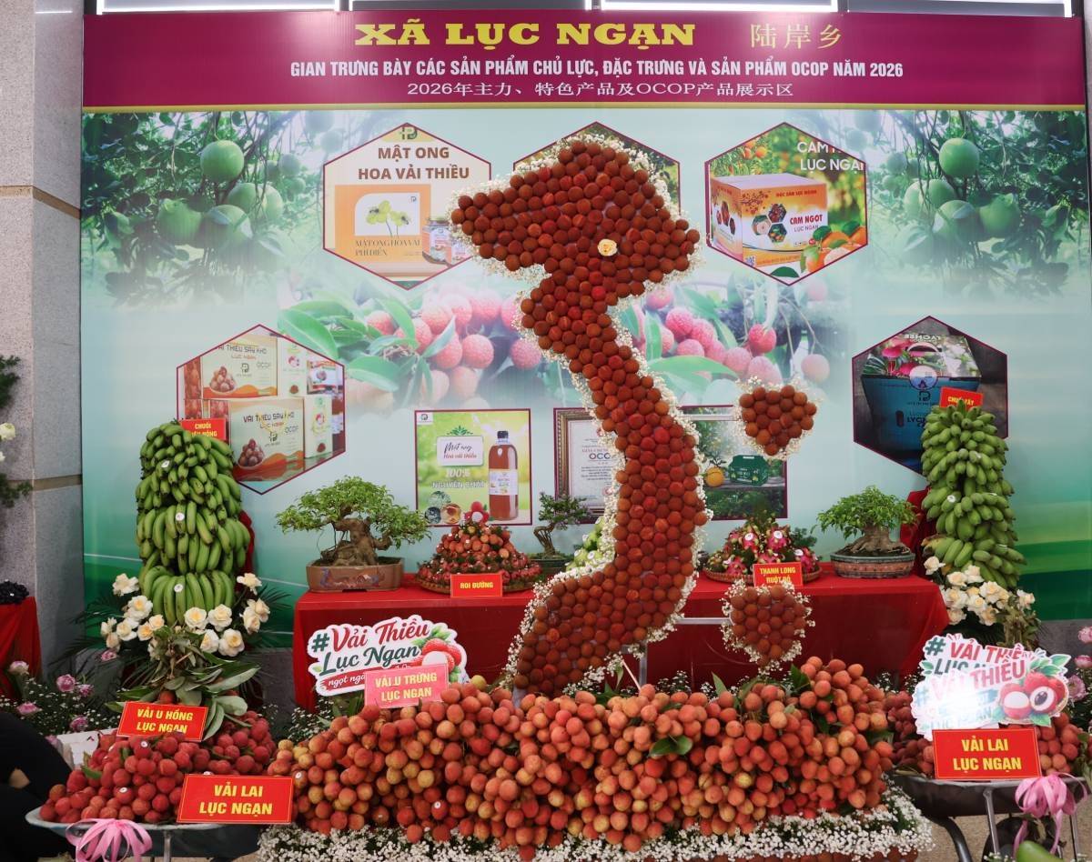 Gian hàng trưng bày các sản phẩm chủ lực, đặc trưng và sản phẩm OCOP của xã Lục Ngạn.