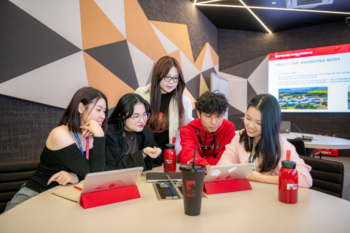 Kỷ nguyên AI mang tới những yêu cầu mới về độ sẵn sàng sử dụng công nghệ mới cho sinh viên