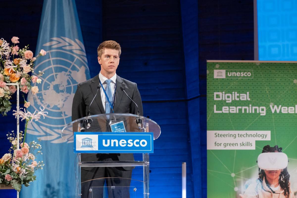 PGS. Mike Perkins, Chủ nhiệm Trung tâm Nghiên cứu và Phát triển tại BUV, trình bày về AIAS tại Digital Learning Week 2024 do UNESCO tổ chức
