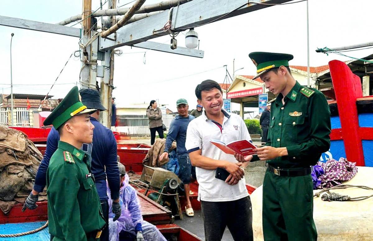 Lực lượng chức năng thường xuyên tuần tra, kiểm soát kịp thời phát hiện, ngăn chặn và xử lý nghiêm các tàu cá vi phạm quy định IUU. 
