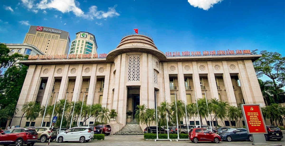 Lãi suất liên ngân hàng áp sát 8%, Ngân hàng Nhà nước bơm ròng mạnh qua OMO