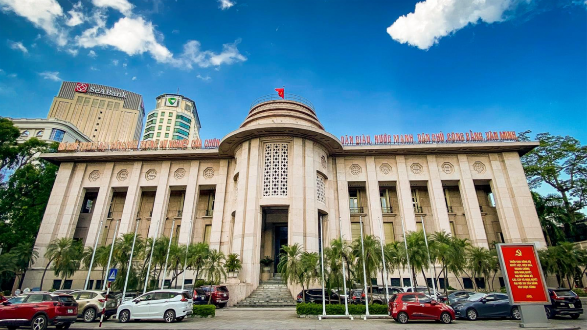 Lãi suất liên ngân hàng áp sát 8%, Ngân hàng Nhà nước bơm ròng mạnh qua OMO