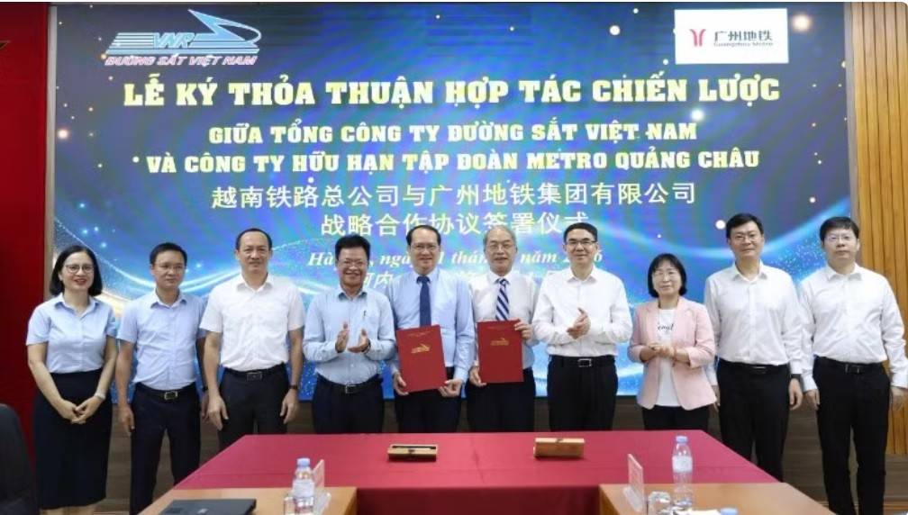 Tổng công ty Đường sắt Việt Nam tổ chức hội đàm trao đổi hợp tác với đoàn đại biểu thành phố Quảng Châu (Trung Quốc) và ký kết Thỏa thuận hợp tác chiến lược với Công ty Hữu hạn Tập đoàn Metro Quảng Châu.