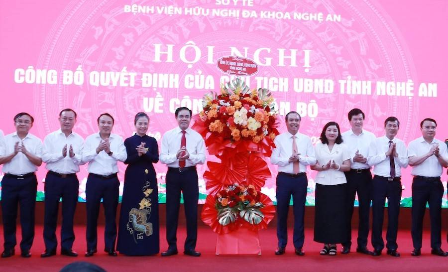 Lãnh đạo tỉnh Nghệ An tặng hoa chúc mừng tân Giám đốc Bệnh viện Hữu nghị Đa khoa Nghệ An Nguyễn Hồng Trường