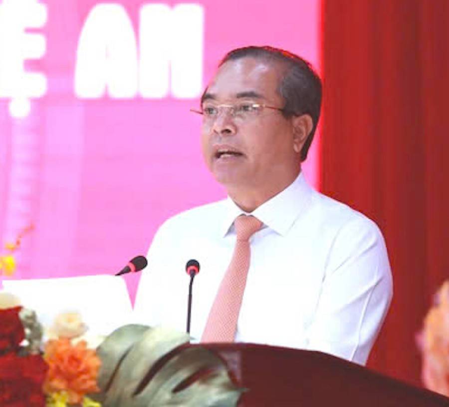 Tân Giám đốc Bệnh viện Hữu nghị Đa khoa Nghệ An Nguyễn Hồng Trường phát biểu nhận nhiệm vụ