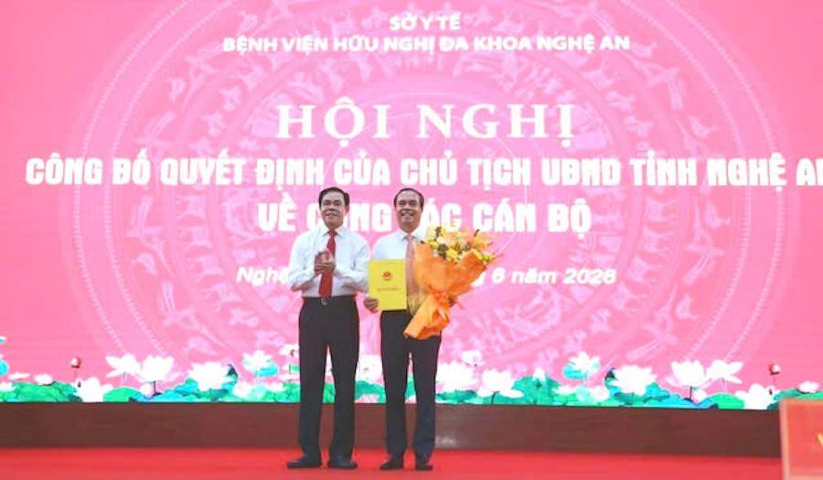 Ông Võ Trọng Hải - Chủ tịch UBND tỉnh Nghệ An trao quyết định bổ nhiệm Giám đốc Bệnh viện Hữu nghị Đa khoa Nghệ An cho TS.BSCKII Nguyễn Hồng Trường.