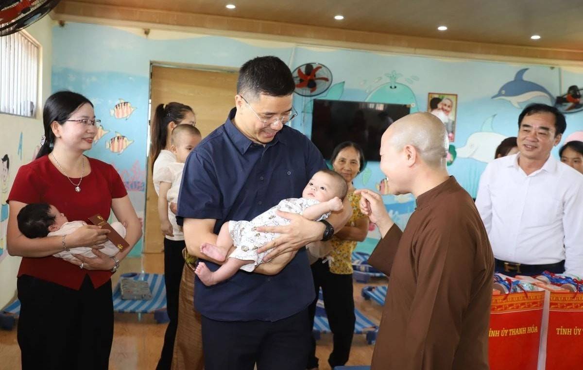 Ông Nguyễn Hồng Phong thăm, động viên các em nhỏ có hoàn cảnh đặc biệt đang được chăm sóc tại Trung tâm Từ thiện xã hội chùa Hồi Long nhân Ngày Quốc tế Thiếu nhi 1/6