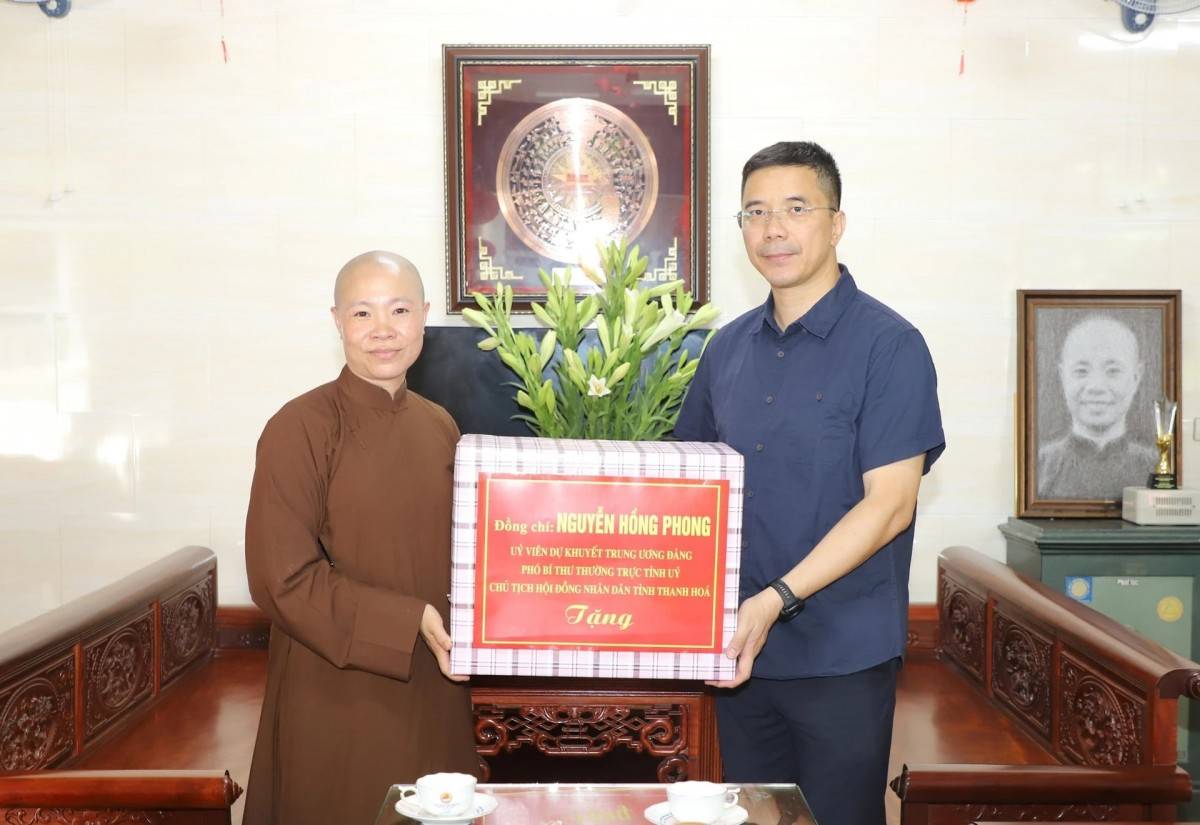 Phó Bí thư Thường trực Tỉnh ủy, Chủ tịch HĐND tỉnh Nguyễn Hồng Phong tặng quà chúc mừng chùa Hồi Long nhân Đại lễ Phật đản Phật lịch 2570.