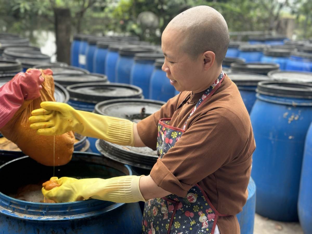 sư thầy Thích Đàm Ngoan, trụ trì chùa Hồi Long cũng là người trực tiếp làm các loại sản phẩm dược liệu tại trung tâm