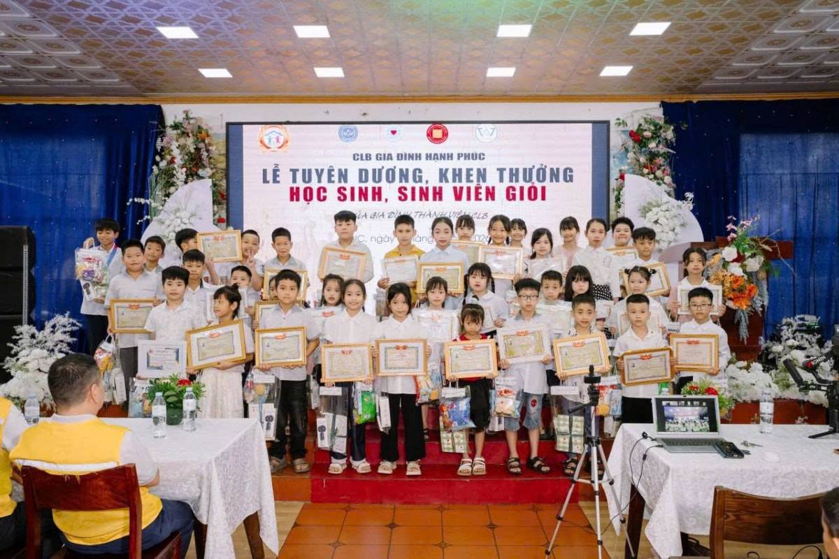 Chương trình đã trao 300 phần quà cùng 2 chiếc xe đạp cho những gương mặt tiêu biểu, tiếp thêm động lực để các em vững bước trên hành trình chinh phục tri thức.
