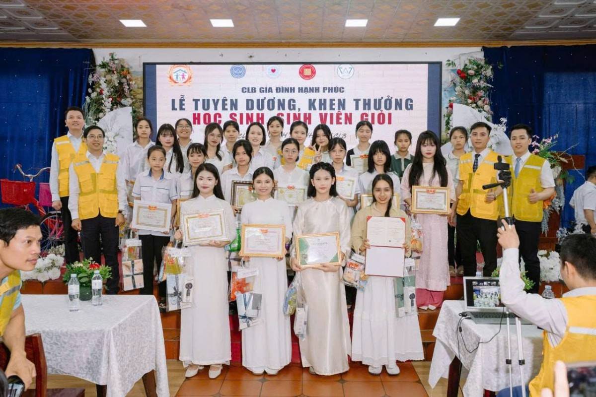 Chương trình đã trao 300 phần quà cùng 2 chiếc xe đạp cho những gương mặt tiêu biểu, tiếp thêm động lực để các em vững bước trên hành trình chinh phục tri thức.
