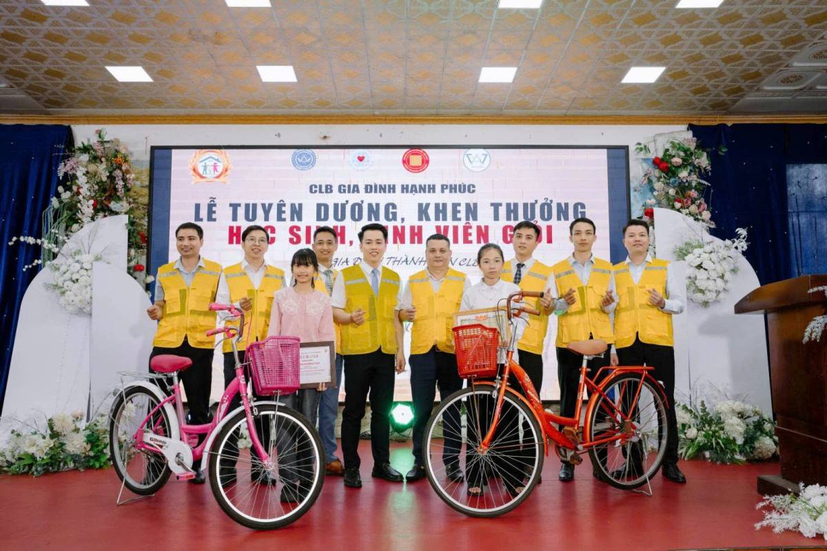 Hoàn cảnh thì có 2 cháu a trao xe đạp là 2 trường hợp học giỏi và gia đình đặc biệt khó khăn