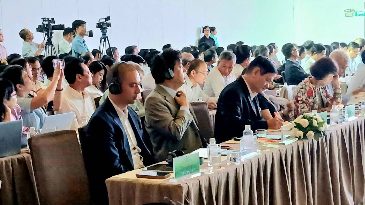 Cá  diễn  giảả, chuyên  gia  trong  và  ngoài  nước  tham  dự  Hội  thảoo.