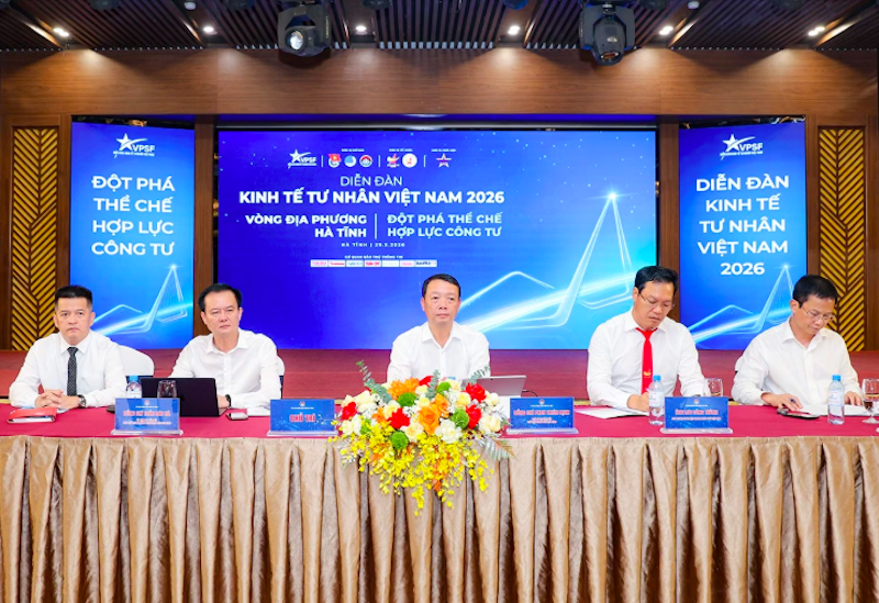Điều hành Phiên đối thoại gồm: Chủ tịch UBND tỉnh Hà Tĩnh Phan Thiên Định; Phó Chủ tịch Thường trực UBND tỉnh Hà Tĩnh Trần Báu Hà; Giám đốc Sở Tài chính tỉnh Hà Tĩnh Nguyễn Trọng Hiếu ; Phó Chủ tịch Trung ương Hội Doanh nhân trẻ Việt Nam Lưu Công Thành; Chủ tịch Hội doanh nhân trẻ Hà Tĩnh Nguyễn Tiến Trình.