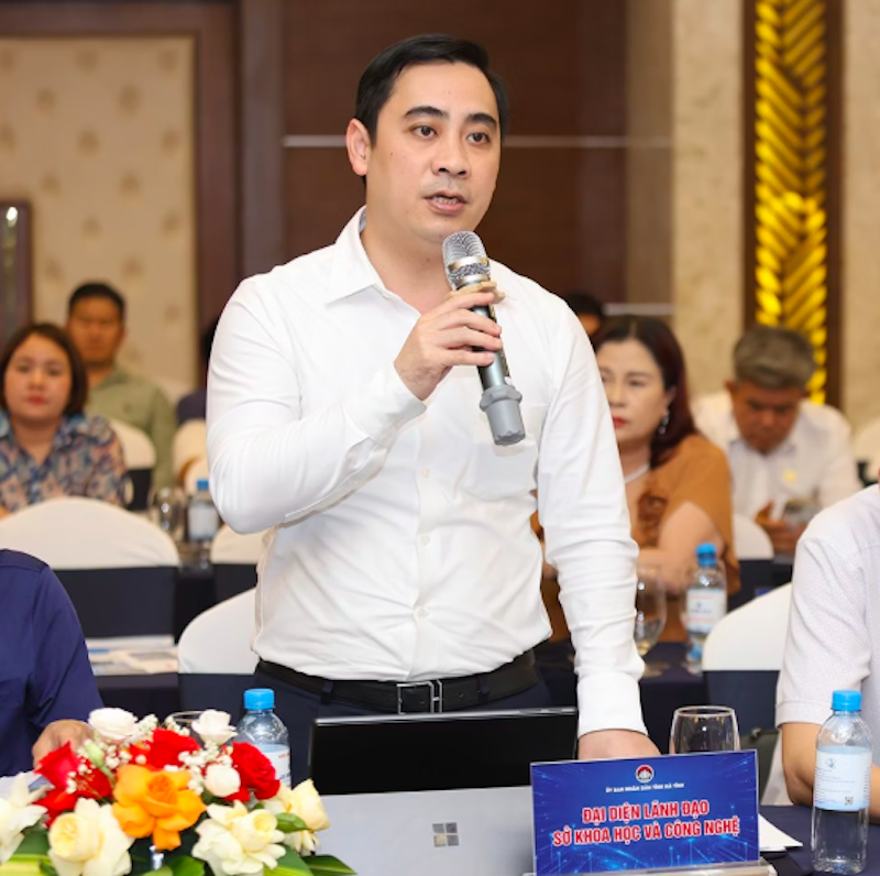 Ông Lê Thành Đông - Giám đốc Sở Khoa học và Công nghệ tỉnh Hà Tĩnh giải đáp các nội dung liên quan đến khởi nghiệp, đổi mới sáng tạo tại Phiên đối thoại