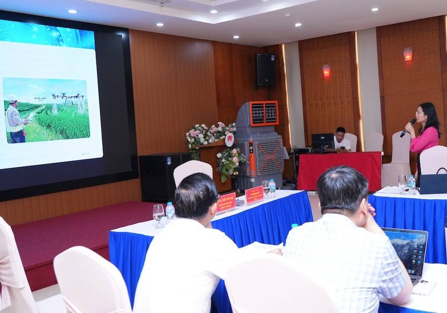 Các đại biểu trình bày tham luận tại hội thảo