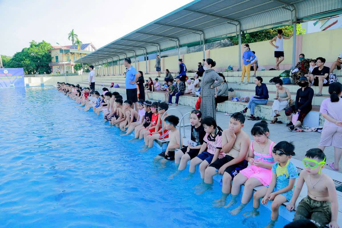 Tại lớp học, các em được hướng dẫn bài bản từ khởi động, làm quen với môi trường nước, tập nổi, kỹ thuật đạp chân, lấy hơi, thở dưới nước đến phối hợp các động tác cơ bản để làm quen với bơi ếch.