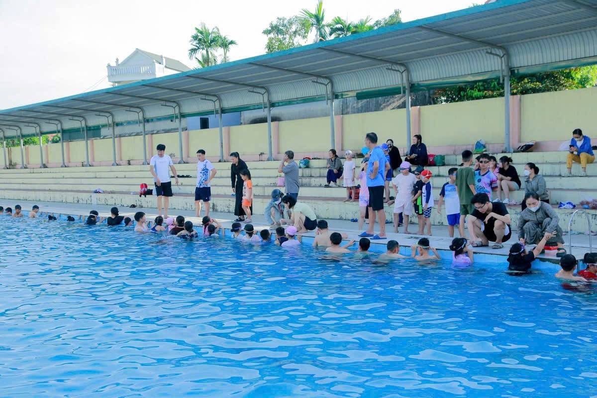 Tại lớp học, các em được hướng dẫn bài bản từ khởi động, làm quen với môi trường nước, tập nổi, kỹ thuật đạp chân, lấy hơi, thở dưới nước đến phối hợp các động tác cơ bản để làm quen với bơi ếch.