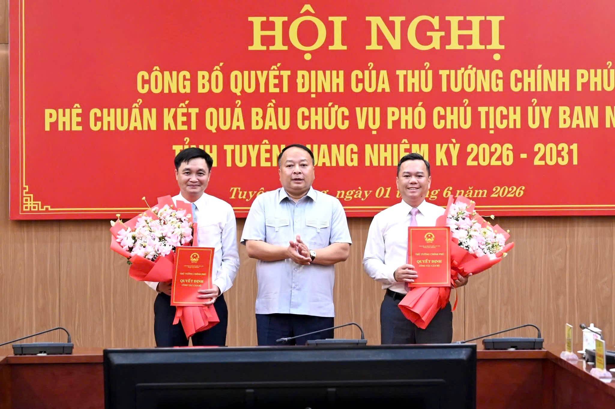 Chủ tịch UBND tỉnh Phan Huy Ngọc trao Quyết định của Thủ tướng Chính phủ, tặng hoa chúc mừng các đồng chí Phó Chủ tịch UBND tỉnh Đỗ Anh Tuấn và Đỗ Hùng Đức.