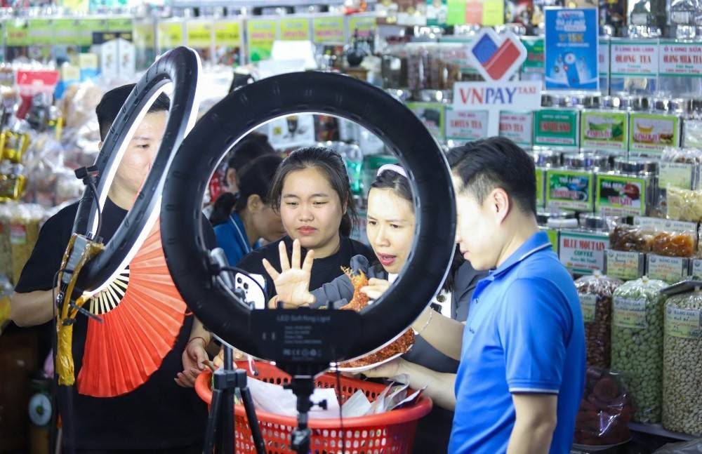 Livestream bán hàng là hoạt động phát trực tiếp trên các nền tảng mạng xã hội và thương mại điện tử để giới thiệu, tư vấn và chốt đơn sản phẩm ngay trong thời gian thực. 