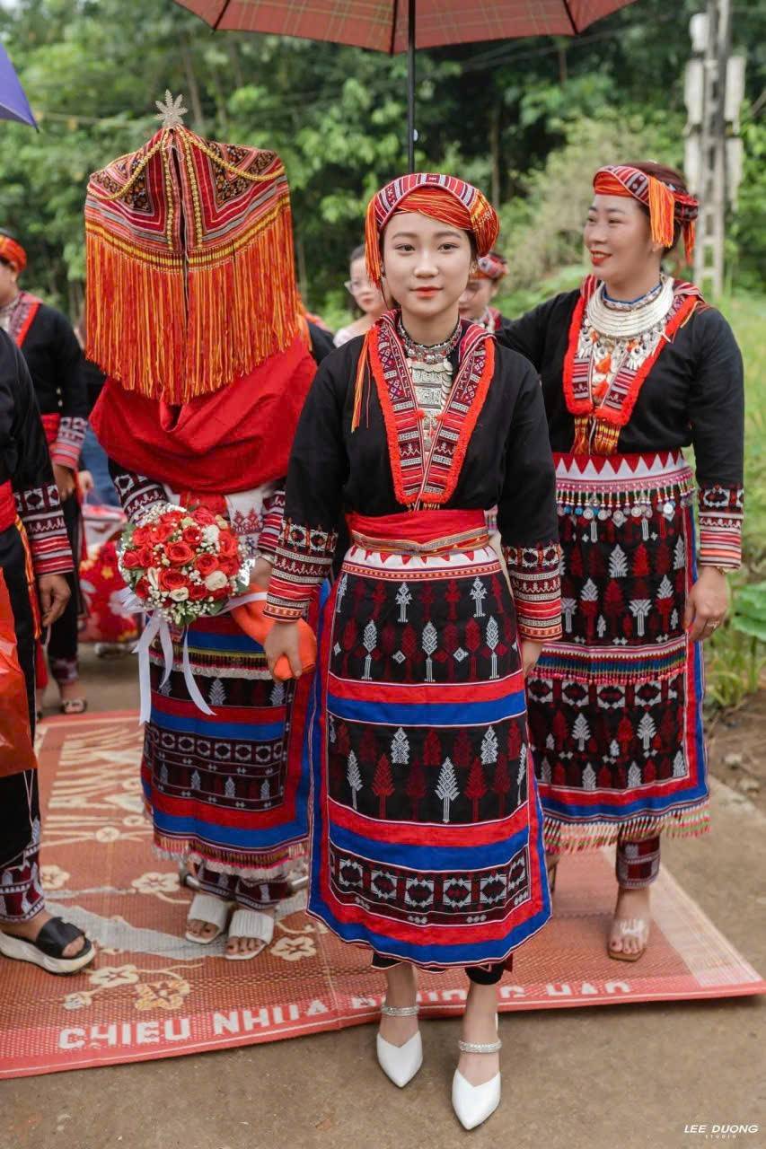 Lào Cai: Người Dao đỏ Đông Cuông gìn giữ hồn cốt dân tộc qua sắc đỏ rực rỡ ngày vu quy