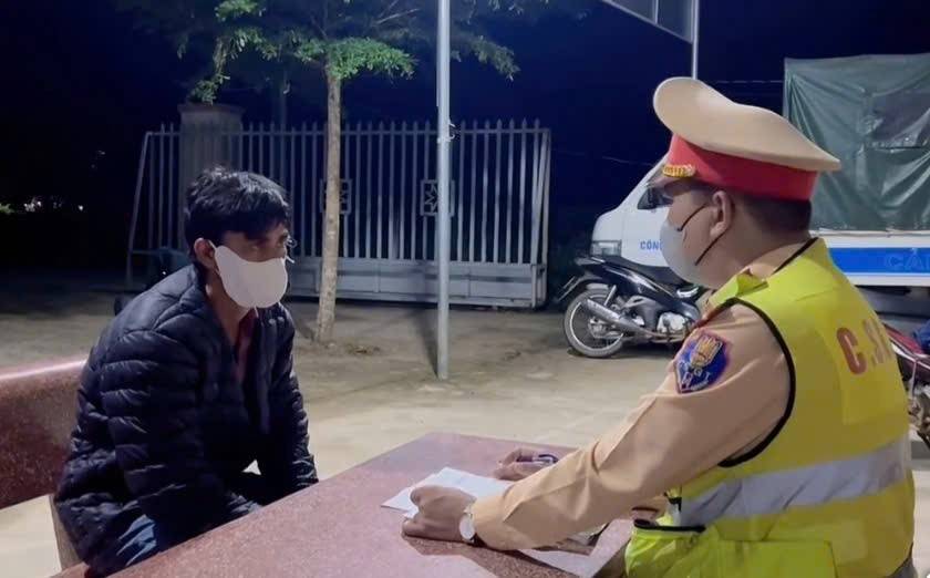 Ông Huỳnh Ngọc T ký vào biên bản vi phạm hành chính về hành vi “Điều khiển xe trên đường mà trong cơ thể có chất ma túy”.