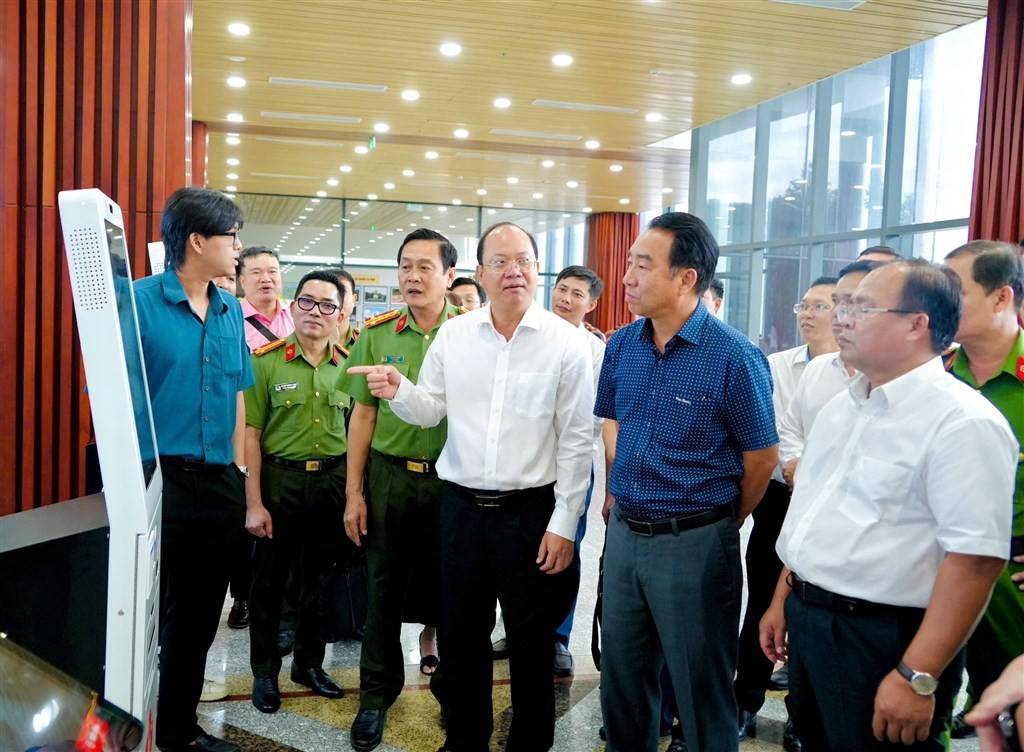 Lãnh đạo tỉnh Cà Mau trải nghiệm mô hình Trạm Công dân số tại Trung tâm Phục vụ hành chính công