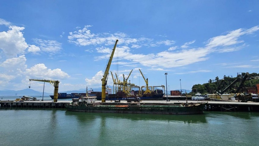 Cùng với du lịch, các hoạt động thương mại, dịch vụ và logistics tiếp tục duy trì đà tăng trưởng tích cực. Tổng mức bán lẻ hàng hóa trong 5 tháng đầu năm ước đạt 68.464 tỷ đồng, tăng 22,1% so với cùng kỳ năm 2025.