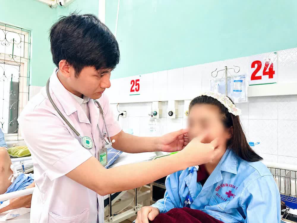 Bác sĩ Khoa Hồi sức tích cực 1 - Chống độc, Bệnh viện Đa khoa tỉnh Thanh Hóa thăm khám cho bệnh nhân. Ảnh: Báo Thanh Hoá