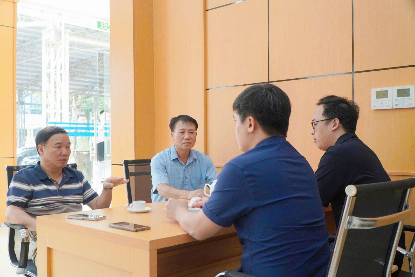 Chủ tịch HHDN tỉnh Nguyễn Hữu Thập trao đổi với lãnh đạo Trung tâm Phục vụ hành chính công tỉnh về cải cách thủ tục hành chính