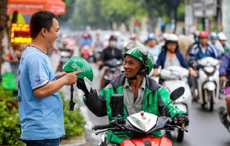bổ sung tài xế công nghệ và người bán hàng online trên các sàn thương mại điện tử vào diện tham gia BHXH bắt buộc.