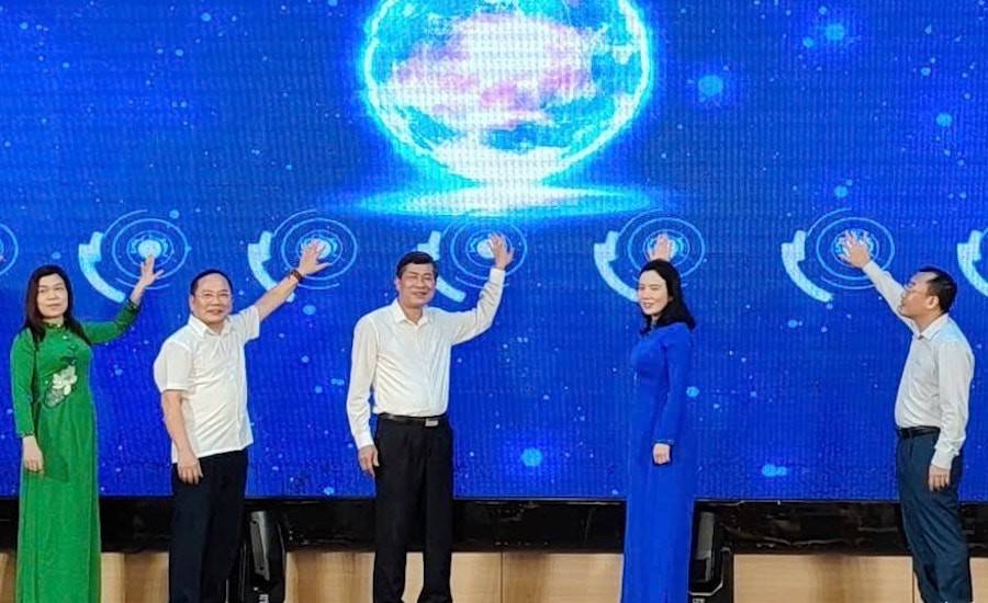 Ông Thái Văn Thành – Phó Chủ tịch UBND tỉnh nghệ An cùng các đại biểu thực hiện nghi thức ra mắt hệ thống Cổng Cơ sở dữ liệu dùng chung ngành Văn hóa, Thể thao và Du lịch.