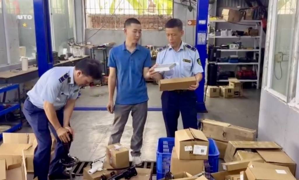Lực lượng chức năng phát hiện 835 sản phẩm phụ tùng, phụ kiện ô tô không xuất trình được hóa đơn, chứng từ chứng minh nguồn gốc hợp pháp, đồng thời có dấu hiệu giả mạo nhãn hiệu PEUGEOT đang được bảo hộ tại Việt Nam.