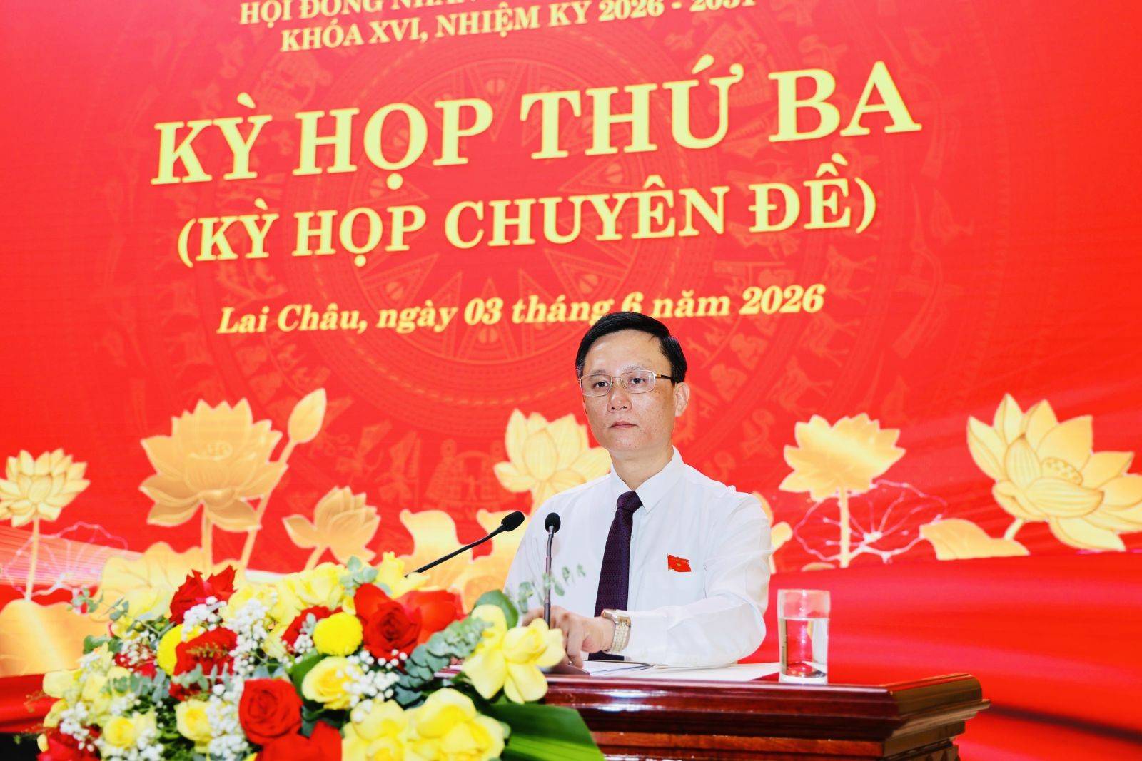 Đại diện Ban Kinh tế - Ngân sách trình bày Tờ trình tại Kỳ họp.