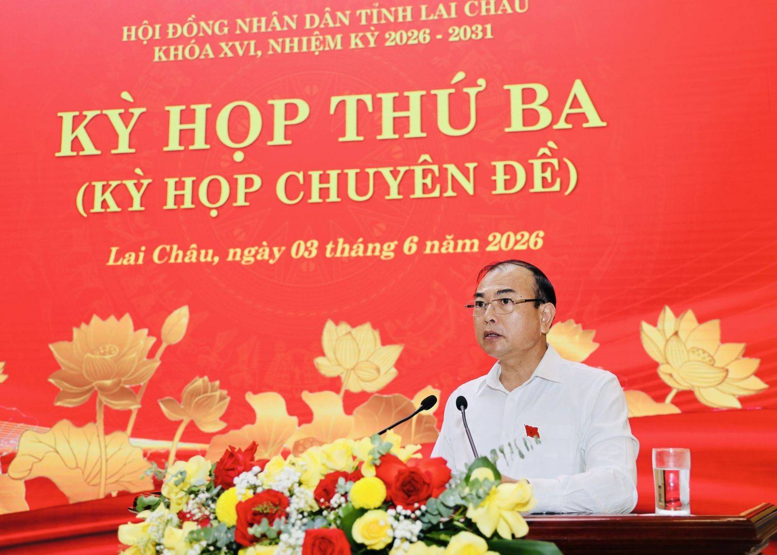 Nguyễn Sỹ Cảnh - Phó Chủ tịch UBND tỉnh trình bày Tờ trình tại Kỳ họp.