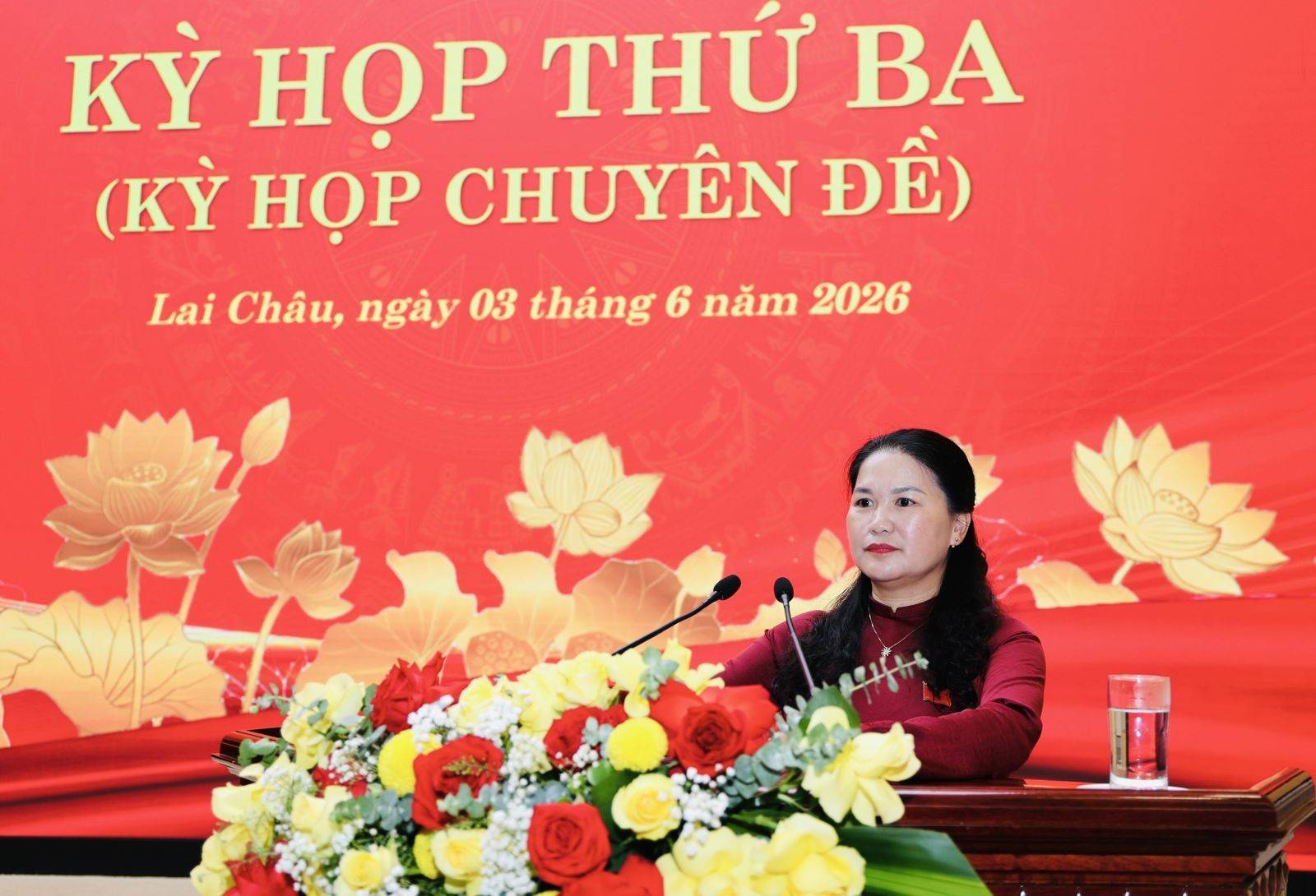 Đại diện Thường trực HĐND tỉnh trình bày báo cáo thẩm tra tại Kỳ họp.