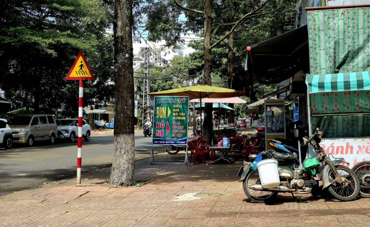 Vỉa hè trước nhà số 327, đường Ngô Quyền, phường Tân An bị chiếm dụng làm nơi bán hàng ăn.