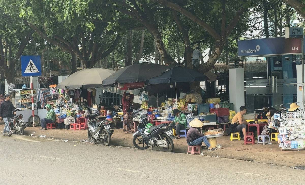 Nhiều hàng, quán vẫn được bày bán ngang nhiên sát mét quốc lộ 14 (đối diện trụ sở Công an phường Tân An), gây nguy cơ mất an toàn giao thông.